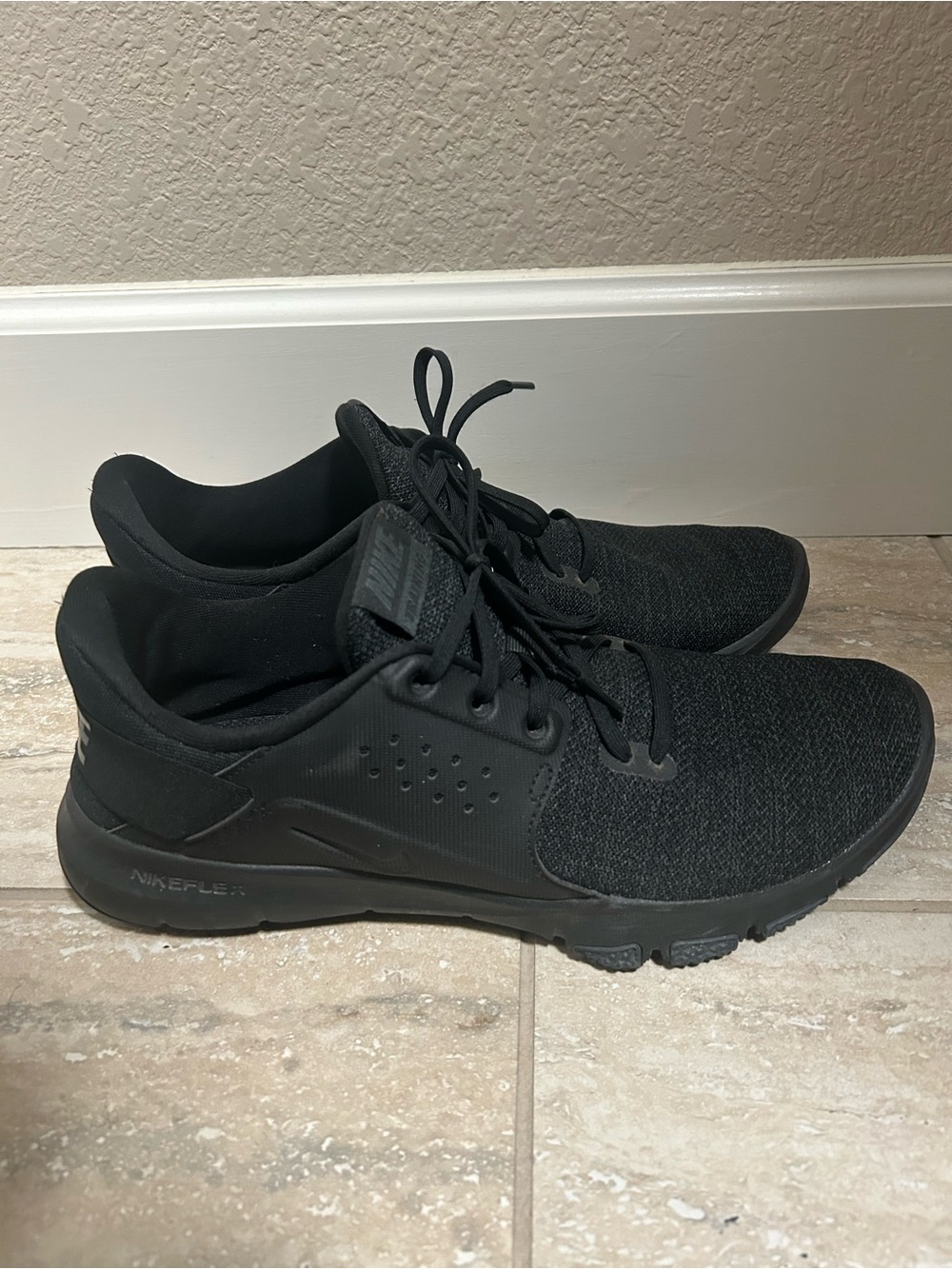Nike Men’s Black Lightweight Running Sneakers